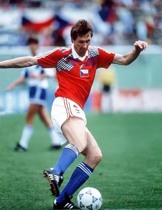 雷火电竞合作-斯洛伐克队在比赛中取得胜利，成功挺进半决赛